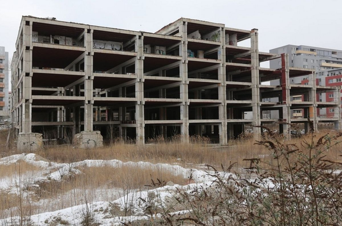 Ruina obchodn&eacute;ho centra v Ružinove