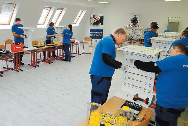 Účastníci kurzu pri práci na polygónoch v Nitre. Rovnaké zariadenia sa používajú na tréningy na všetkých miestach po Slovensku.