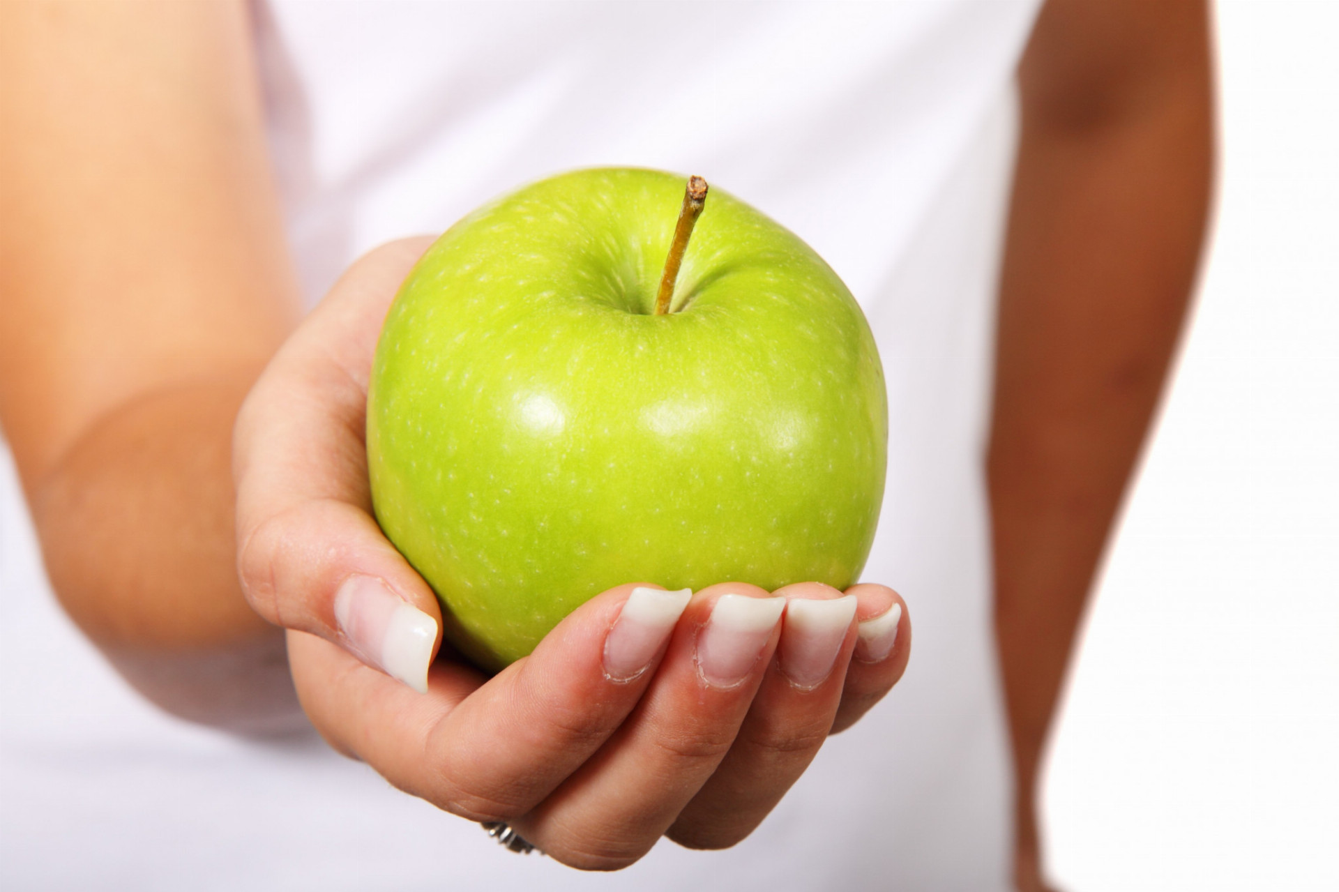 "Majú niektoré vitamíny a šupka je vhodná na trávenie a čistí zuby," hovorí Finkelstein. "Je to zdravé ovocie. Avšak jablká obsahujú veľa vody a vzduchu. Z hľadiska imunity nemá ovocie žiaden rozdiel. "Jablká sa tiež objavujú v zozname výrobkov, ktoré obsahujú najviac pesticídov.