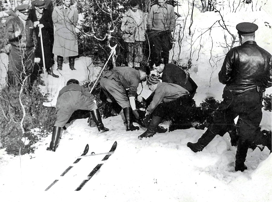 Členovia pátracieho tímu objavili táborisko 26. februára 1959, o deň neskôr našli aj prvé mŕtvoly.
