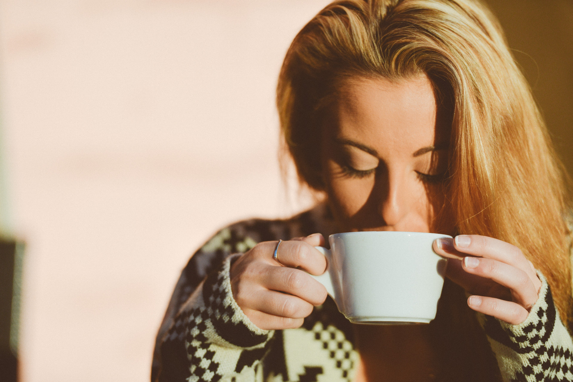 Jedna štúdia publikovaná v Annals of Internal Medicine zistila, že konzumácia kávy denne môže predĺžiť život. "Spotreba kofeínu je tiež spojená so zníženým rizikom cukrovky," dodáva lekár Tik Pau. Čaj je už dlho považovaný za zdravotný prostriedok vďaka svojej bohatej úrovni antioxidantov. "Čaj má protirakovinové vlastnosti a vlastnosti znižujúce cholesterol a ukázalo sa, že chráni mozog pred poškodením voľnými radikálmi a posilňuje kosti proti osteoporóze," hovorí Kien Vuu, onkologický rádiológ. "Čaj tiež podľa štúdií znižuje riziko smrti zo všetkých foriem kardiovaskulárnych ochorení."
