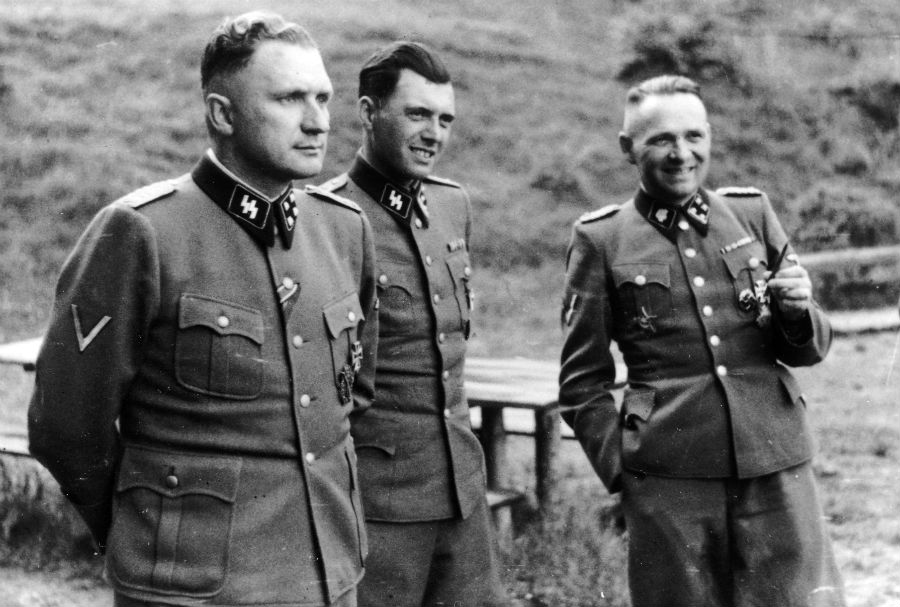 Josef Mengele (v strede) v spoločnosti veliteľa tábora v Osvienčime Richarda Baera (vľavo) a bývalého veliteľa Rudolfa Hössa v roku 1944.