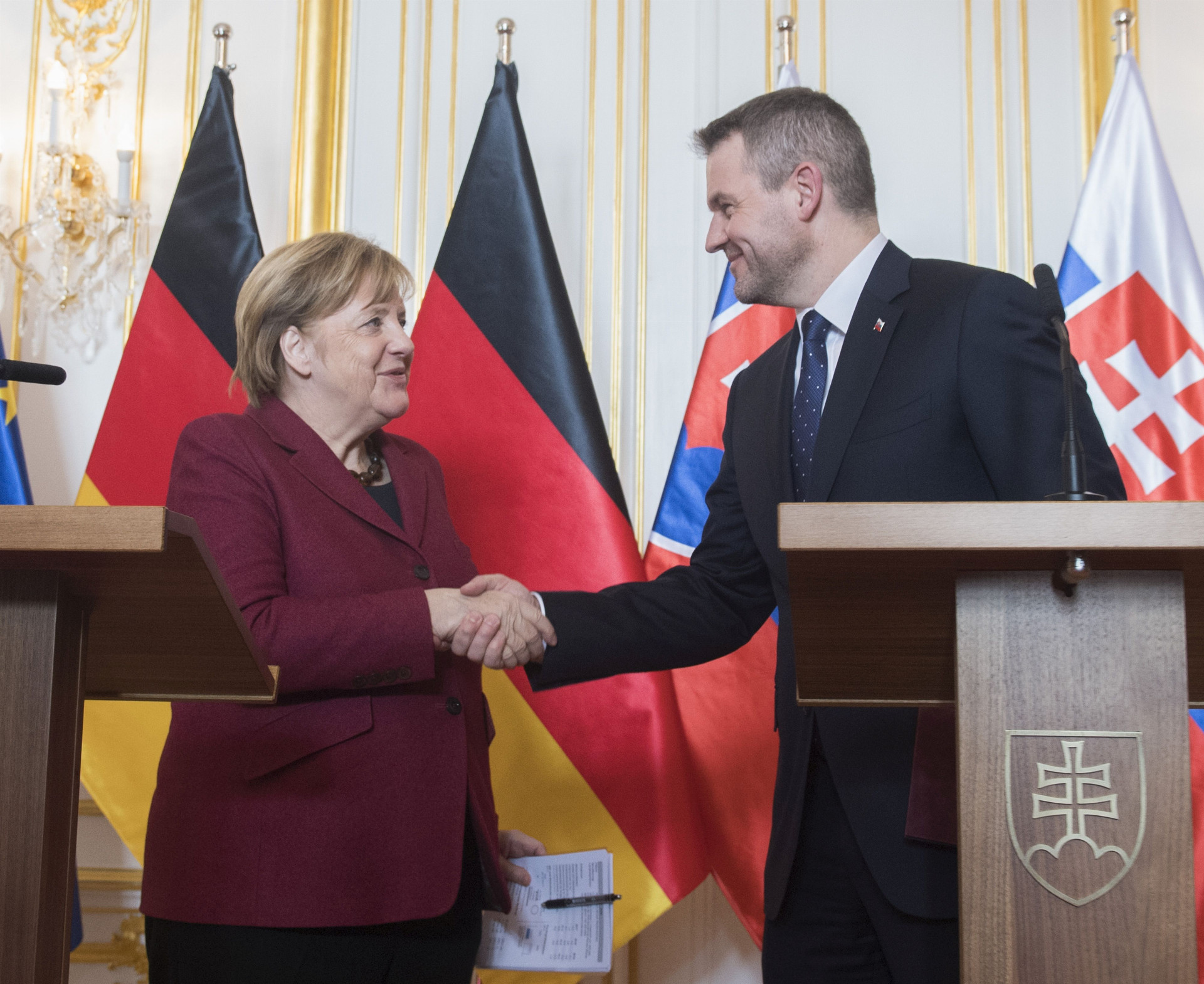 Angela Merkelová a slovenský premiér Peter Pellegrini sa stretli v Bratislave na rokovaní krajín V4, kde bola nemecká kancelárka
pozvaná.