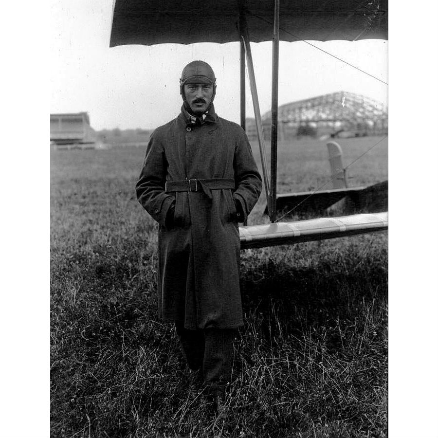 Francúzsky pilot Lucien Bossoutrot sa do histórie zapísal viacerými priekopníckymi dopravnými letmi.