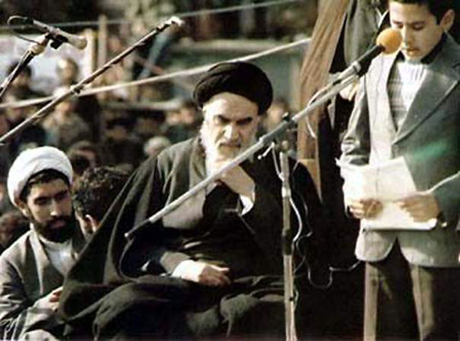 Ajatolláh Chomejní s po návrate z exilu stal duchovným a politickým vodcom islamskej revolúcie a iránskeho ľudu.
