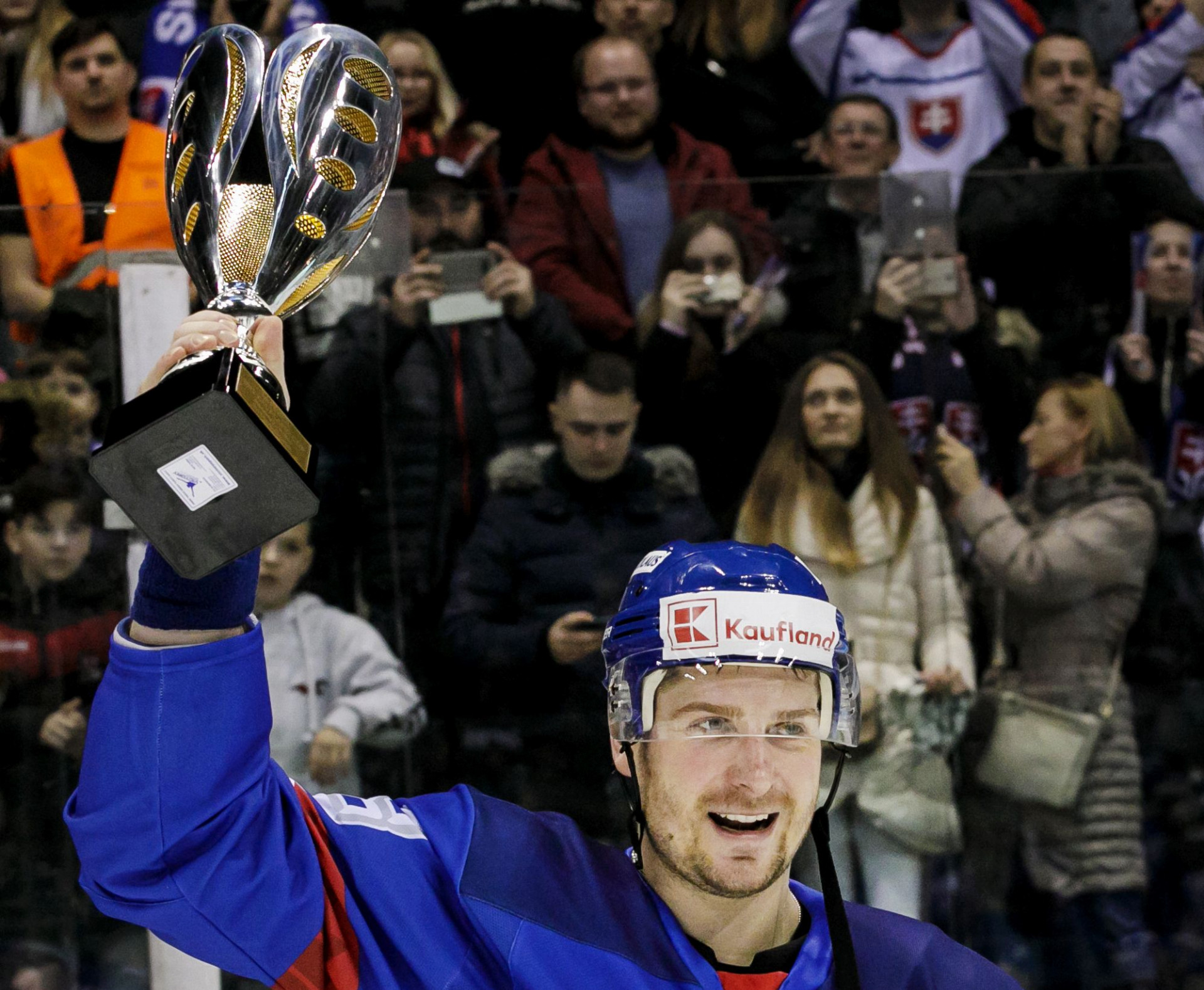 Kapitán Michal Sersen dvihol nad hlavu víťaznú trofej. Slovenskí hokejisti ovládli
domáci turnaj po jedenástykrát v histórii.