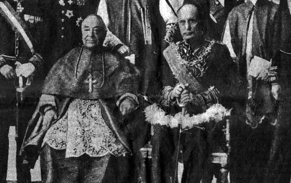 Kardinál Pietro Gasparri a taliansky vodca Benito Mussolini na spoločnej snímke pri príležitosti podpisu Lateránskych zmlúv 11. februára 1929.
