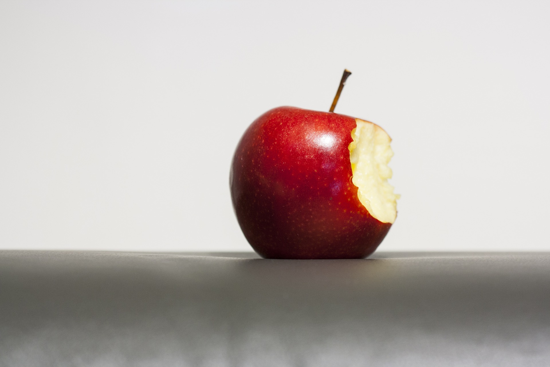 Zatiaľ čo jablko denne vás pravdepodobne neuchráni pred chytením nepríjemnej nádchy, množstvo štúdií naznačuje, že by mohlo priniesť omnoho väčšie zdravotné výhody. Výskumníci z Oxfordskej univerzity odhadujú, že ak by každý dospelý starší ako 50 rokov jedol jedno jablko denne, mohlo by to  oddialiť  alebo zabrániť približne 8 500 cievnych úmrtiam z infarktu a mŕtvice každý rok v Británii. Vedci z Cornell tiež zistili, že jedenie jabĺk - vďaka ich zdravým látkam, ako sú flavonoidy a antioxidanty - môže potlačiť vývoj rakoviny prsníka. 