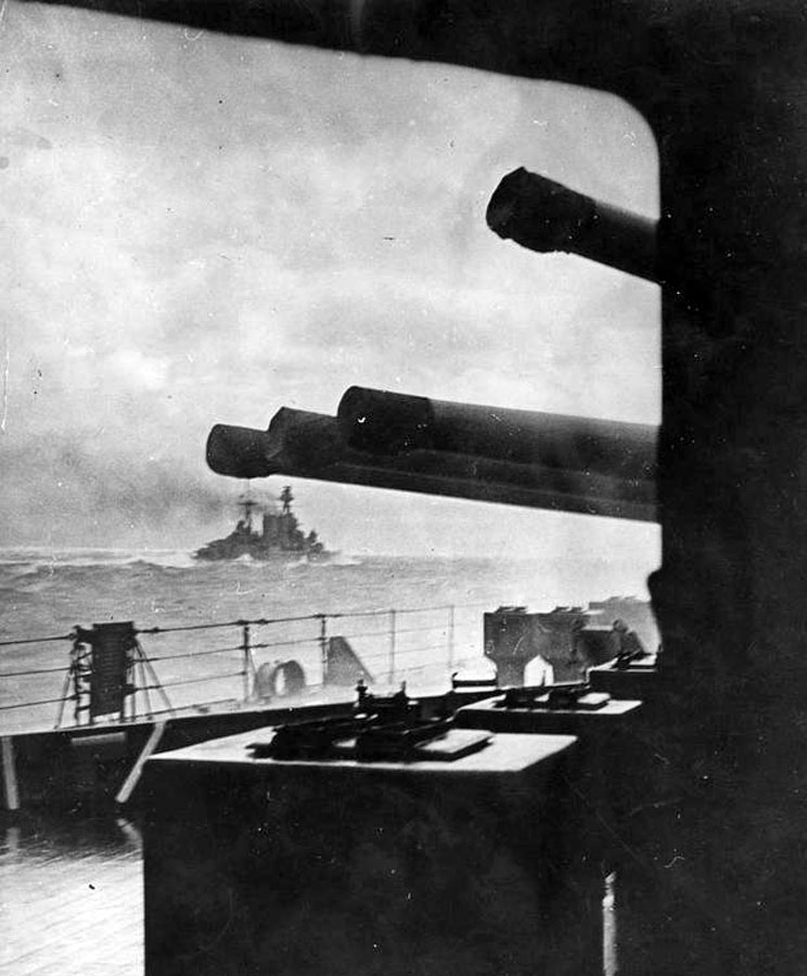 Pohľad na Bismarck z britského krížnika Hood. V tomto prípade ťahalo za kratší koniec kráľovské námorníctvo, ktorého pýcha išla ku dnu.
