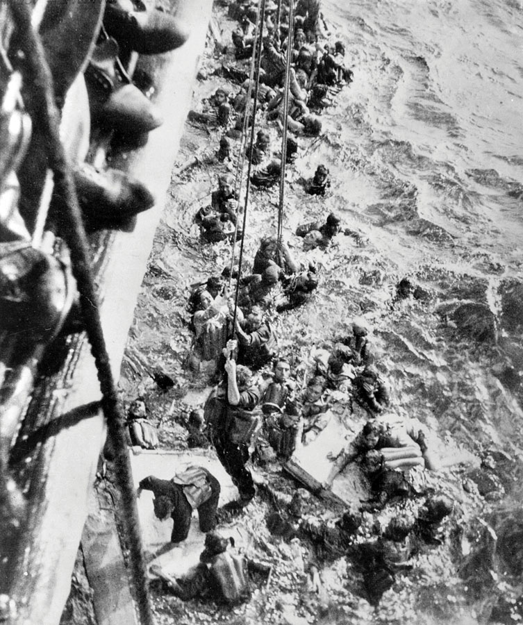 Záchrana nemeckých námorníkov z potopeného Bismarcka britskou loďou HMS Dorsetshire.