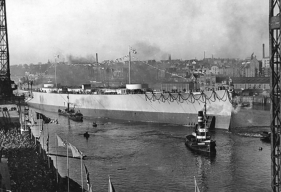 Bojovú loď Bismarck spustili na vodu v Hamburgu 14. februára 1939.