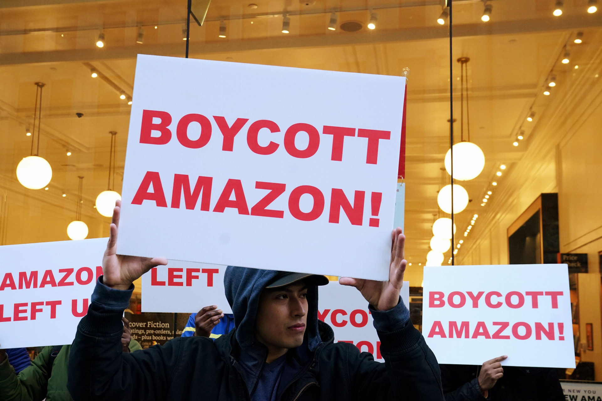 Ľudia sklamaní z toho, že Amazon nakoniec v New Yorku sídliť nebude, vyzývajú na bojkot maloobchodného gigantu.