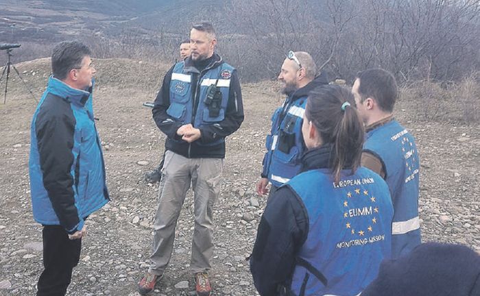 Policajt Vladimír Tatarka (v strede) vysvetlil v gruzínskej dedine Odzisi situáciu na hraničnej línii ministrovi zahraničných vecí Miroslavovi Lajčákovi. Na druhej strane línie sa nachádza Južné Osetsko.