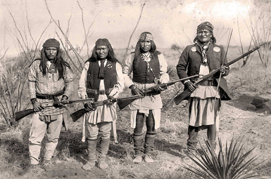 Geronimo (vpravo) so svojimi spolubojovníkmi v roku 1886.