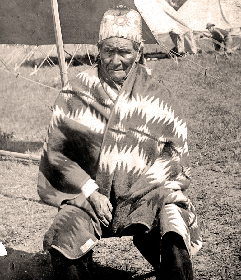 Legendárny apačský vodca a bojovník Geronimo ako americký zajatec v roku 1905.