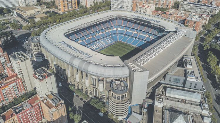 Poslednou rekonštrukciou prešiel štadión Santiaga Bernabeua v rokoch 2001 až 2006 a vyšla na 127 miliónov eur.