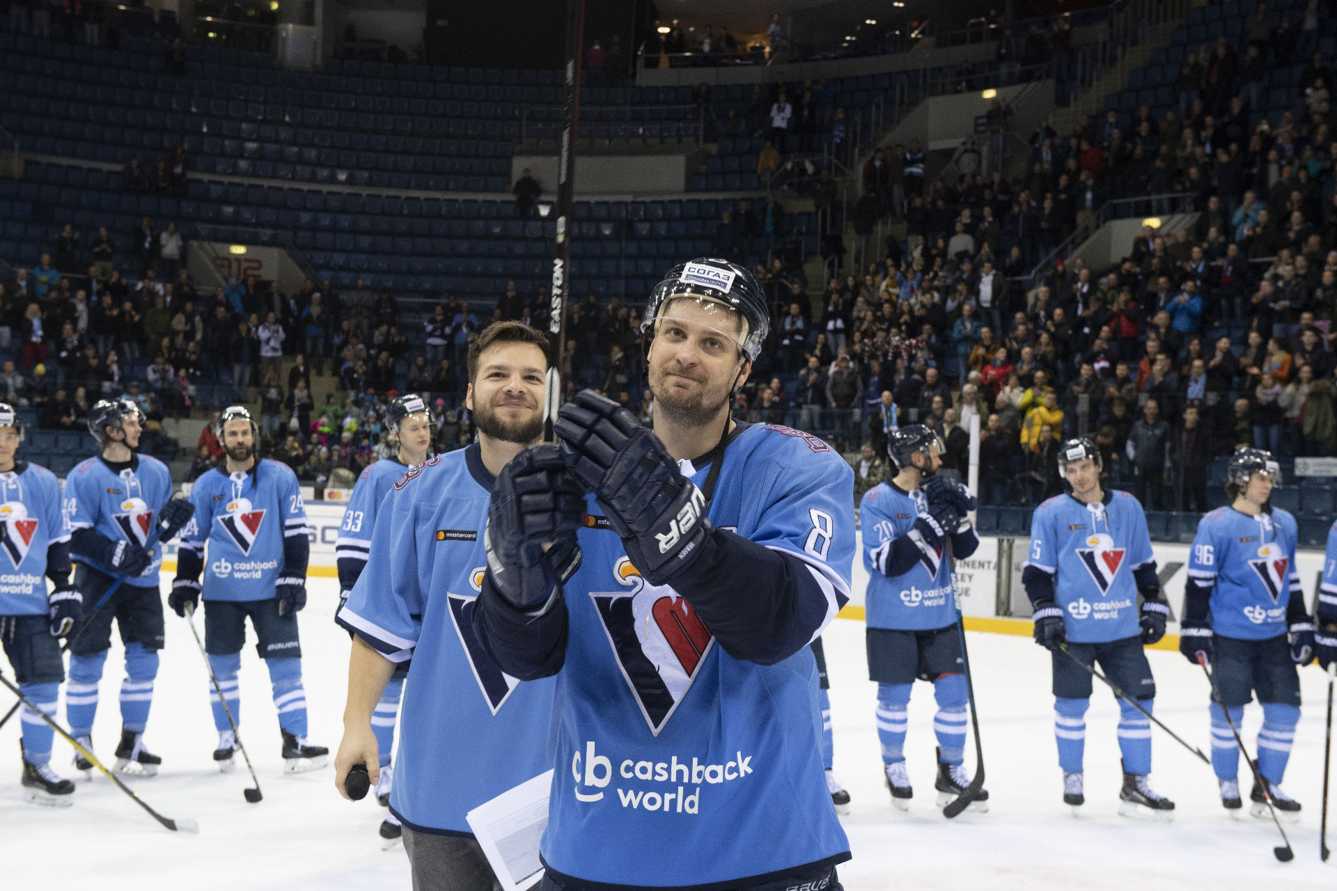 Hokejisti Slovana (na snímke kapitán Michal Sersen) sa rozlúčili s domácim publikom víťazstvom 3:2 nad Dinamom Minsk. Či išlo aj o posledný duel v KHL, sa fanúšikovia dozvedia v najbližších týždňoch.