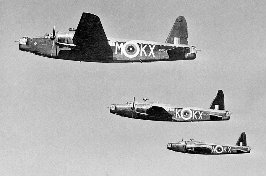 V septembri 1940 bol Jakš medzi prvými československými letcami, ktorí v dvojmotorových bombardéroch Vickers Wellington vyrazili na operačné lety.