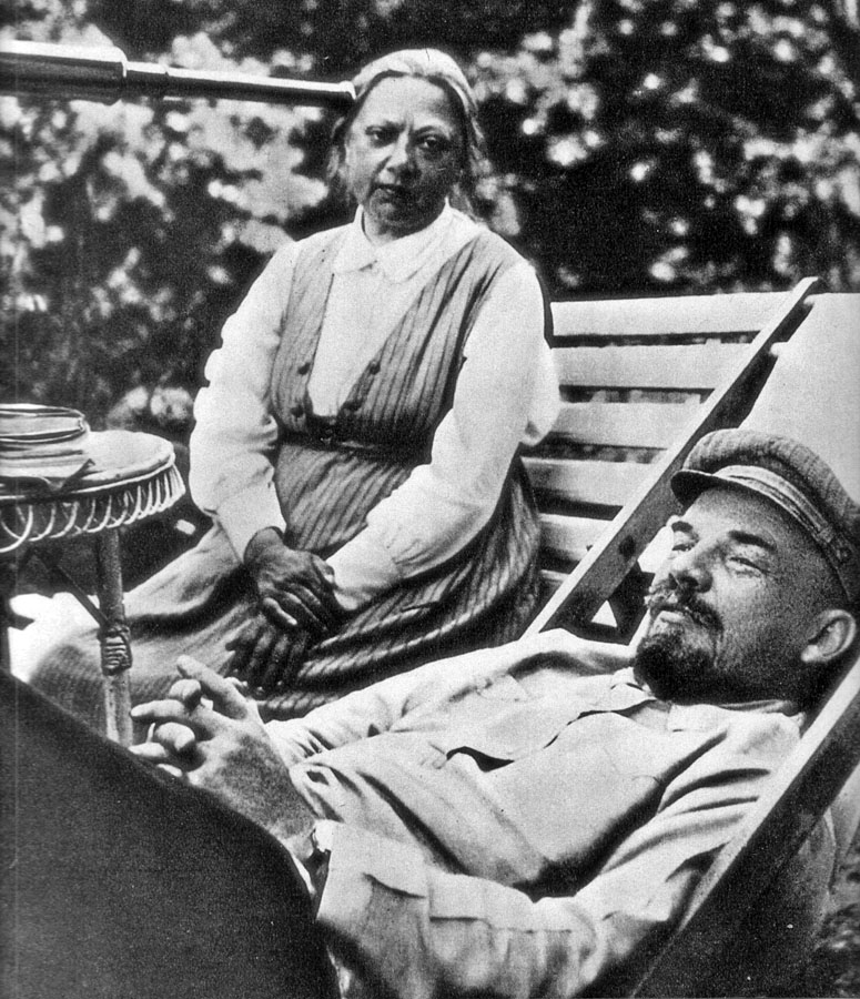 Krupská s manželom Vladimirom Iľjičom Leninom v roku 1922. Po tom ako Lenin vážne ochorel a ochrnul, sa starala iba o neho.