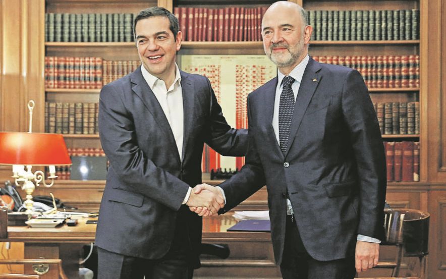 Grécky premiér Alexis Tsipras (vľavo) a eurokomisár pre finančné záležitosti Pierre Moscovici. 