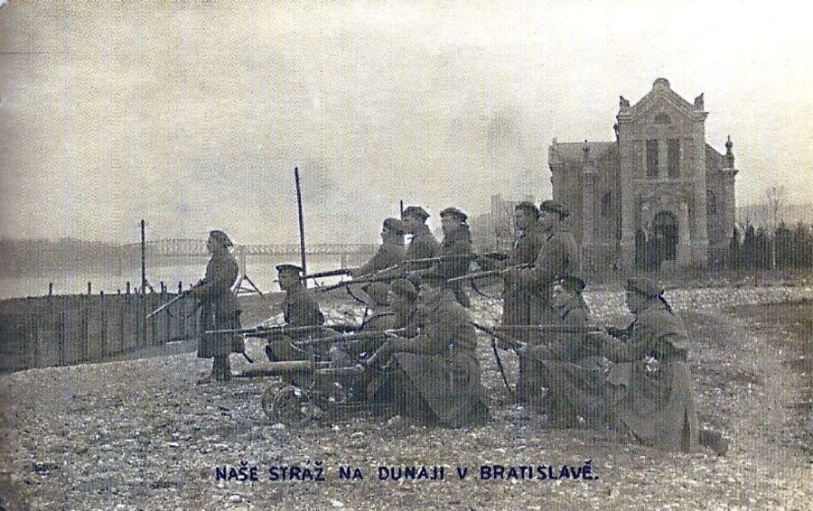 Československí vojaci na bratislavskom brehu Dunaja v roku 1919. Opačný, petržalský, v tom čase ešte nepatril k Československu.