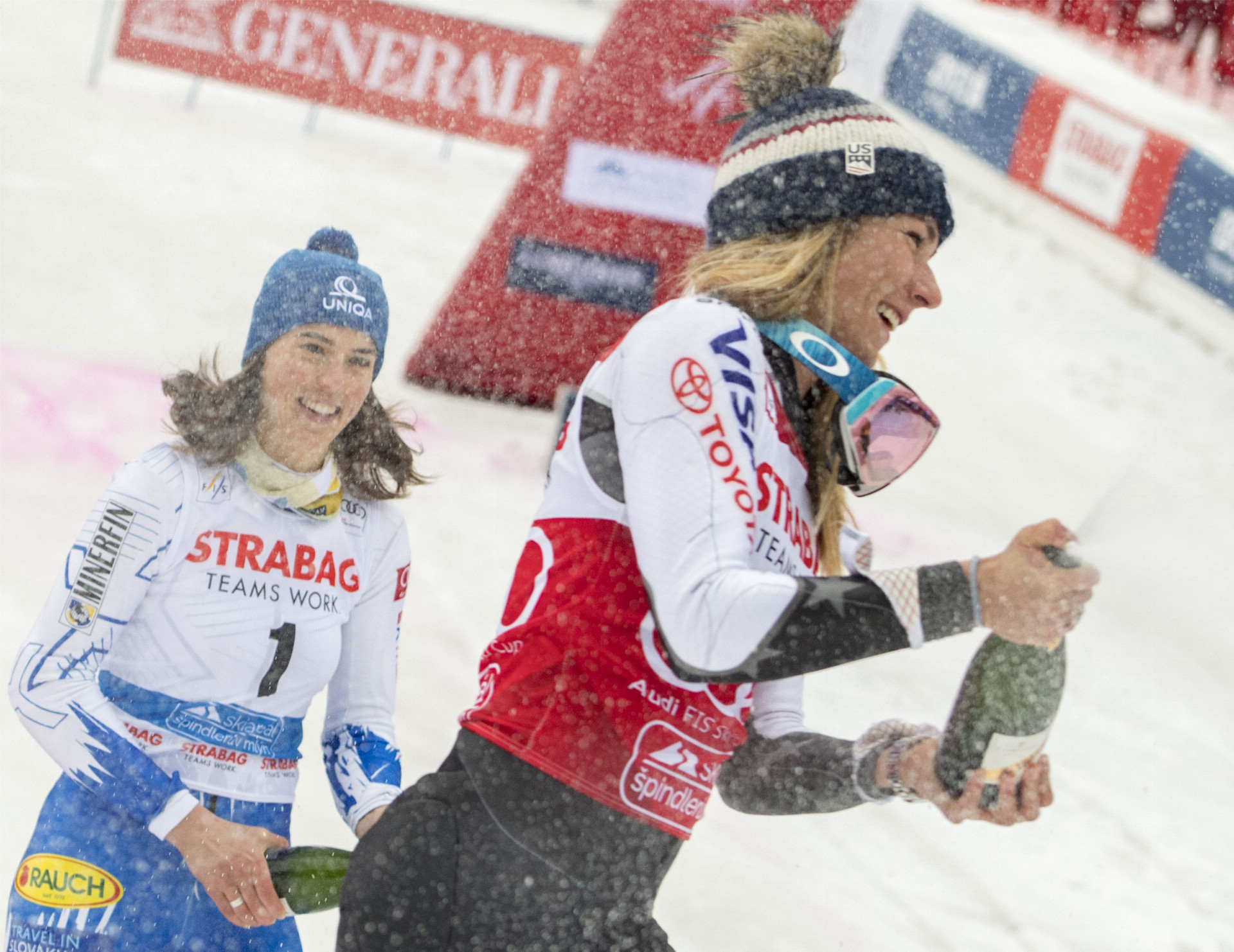 Na snímke slovenská lyžiarka Petra Vlhová (vľavo) strieka šampanské na Američanku Mikaelu Shiffrinovú po slalome žien na Svetovom pohári v alpskom lyžovaní
9. marca 2019 v Špindlerovom Mlýne.