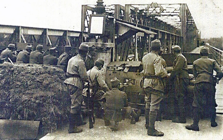Československí vojaci strážiaci v roku 1919 hranicu na bratislavskom moste cez Dunaj.