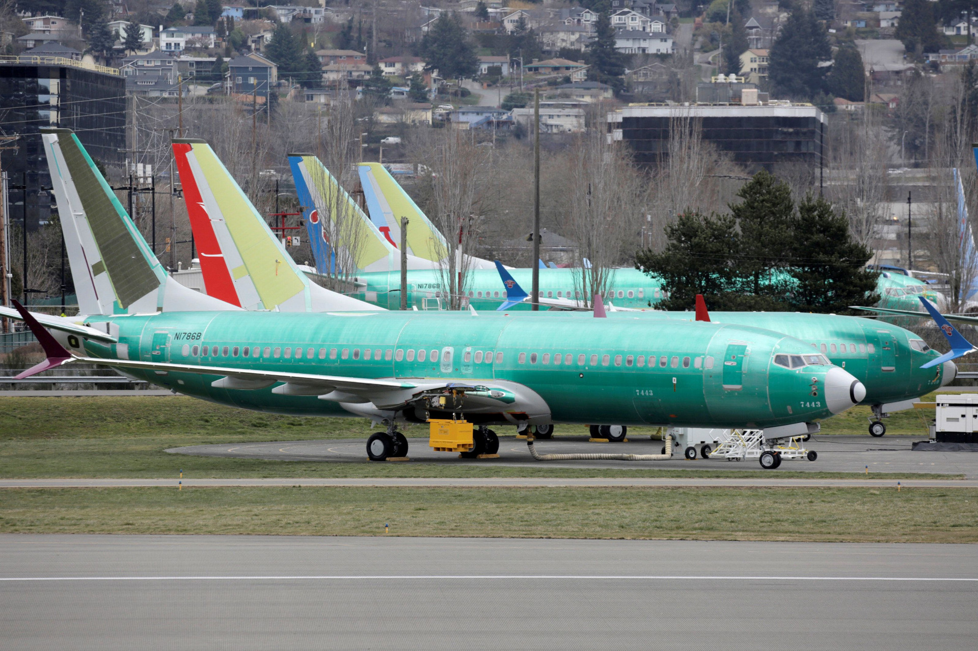 Desiatky lietadiel typu 737 MAX 8 sú na základni spoločnosti Boeing v americkom Rentone pripravené na odovzdanie. Otázne je, či sa k svojim majiteľom za hranicami USA dostanú.