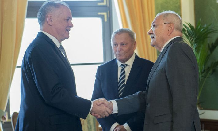Súčasná hlava štátu Andrej Kiska (vľavo) privítal začiatkom roka v Prezidentskom paláci jeho predchodcov Rudolfa Schustera a Ivana Gašparoviča (vpravo).