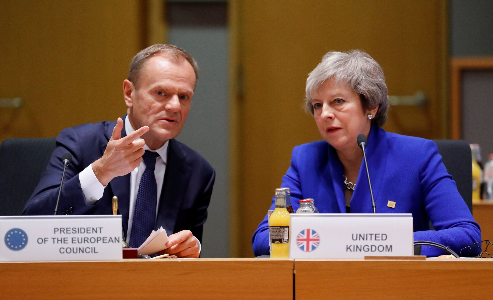 Predseda Európskej rady Donald Tusk (na snímke vľavo) bude apelovať na požiadavku britskej premiérky Theresy Mayovej odložiť brexit.