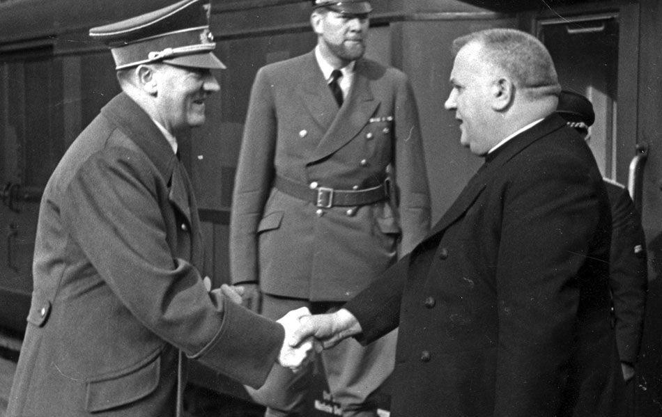 Adolf Hitler víta v roku 1940 v Berlíne Jozefa Tisa.