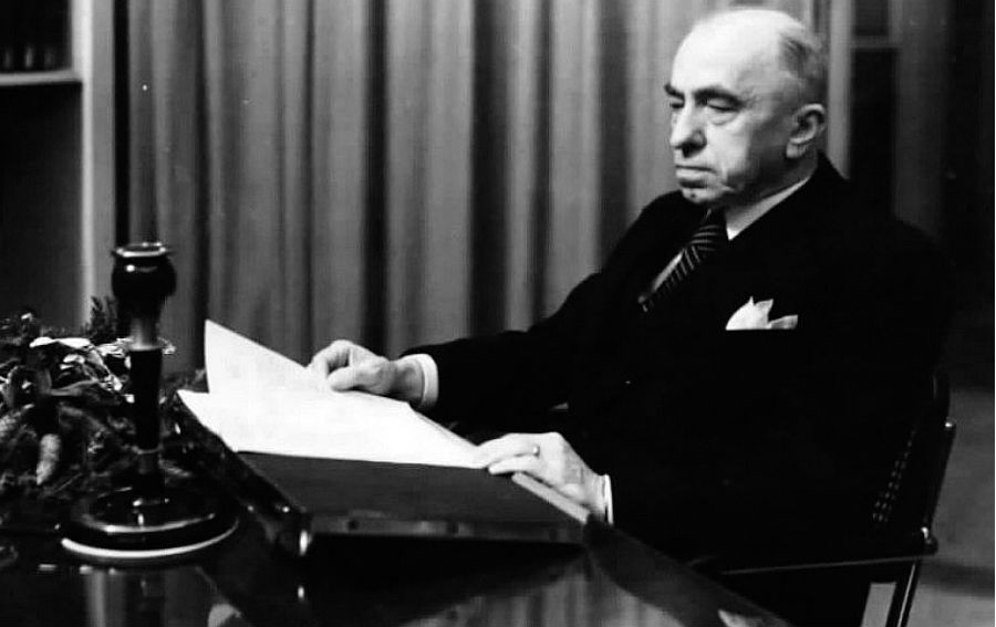 Emil Hácha počas rozhlasového prejavu v marci 1939.