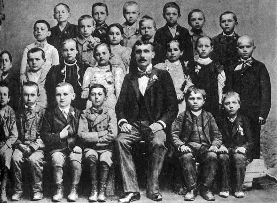 Jozef Tiso (v prvom rade prvý vpravo) ako žiak štvrtej triedy ľudovej školy vo Veľkej Bytči. 