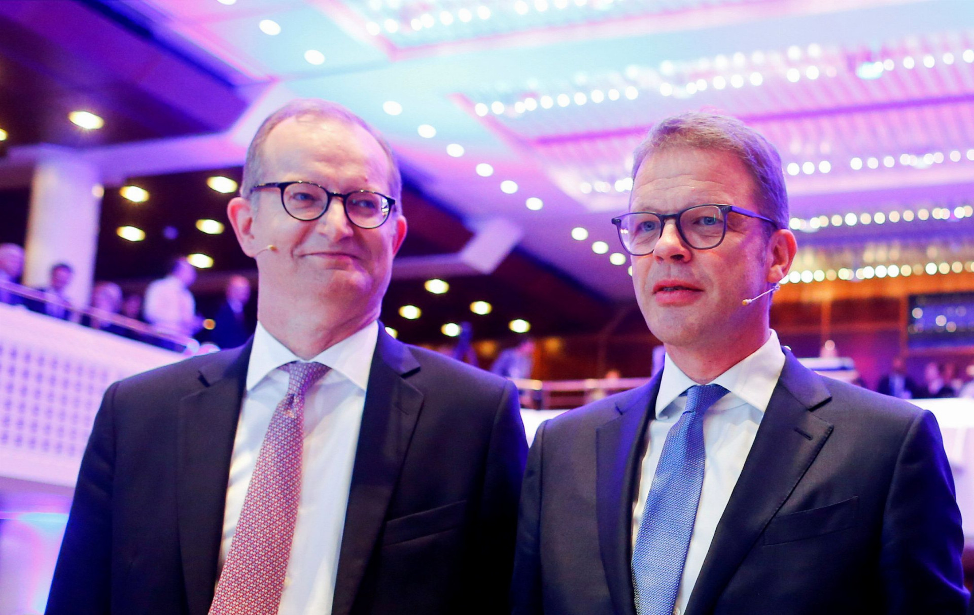 Generálny riaditeľ Deutsche Bank Christian Sewing (vpravo ) vytvorí s manažérom Commerzbank Martinom Zielkem (vľavo) tretiu najväčšiu banku v Únii.