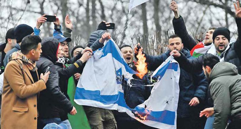 Moslimovia žijúci vo Švédsku spálili na jednej z protižidovských demonštrácií v Malmö izraelskú vlajku.
