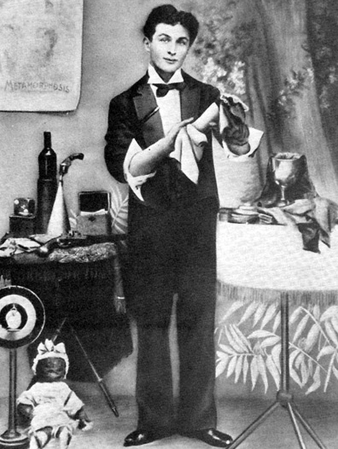 Houdini začínal v cirkuse ako artista a kúzelník