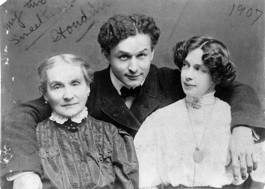  „Moje dve sladké srdiečka,“ napísal v roku 1907 Houdini na spoločnú fotografiu s matkou Ceciliou a manželkou Bess. 
