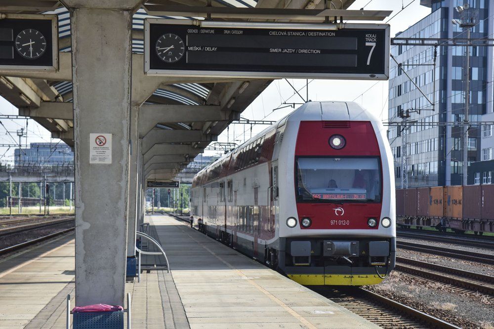 Na snímke prichádza vlak na stanicu v bratislavskej Petržalke. Ak by sa realizoval plán „Uzol Bratislavy“, na najväčsom slovenskom sídlisku by pribudla aj druhá vlaková zastávka.