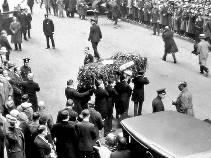 Pohreb Harryho Houdiniho bol obrovskou verejnou udalosťou a na poslednej ceste ho odprevádzali tisícky ľudí.