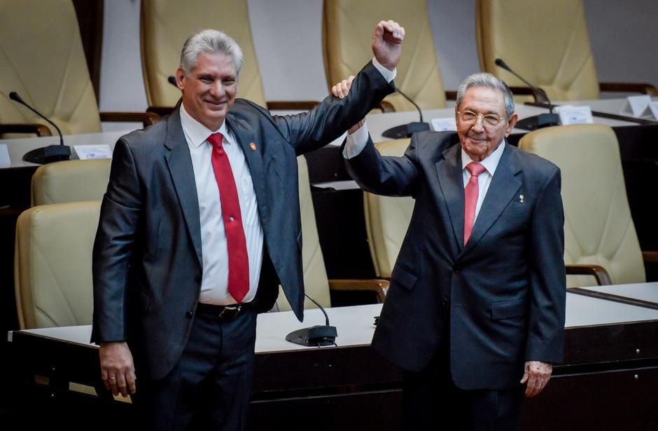 Kuba sa pod vedením prezidenta Miguela Díaza-Canela (na snímke vľavo) bude postupne otvárať novým investorom (na snímke vpravo Raúl Castro).