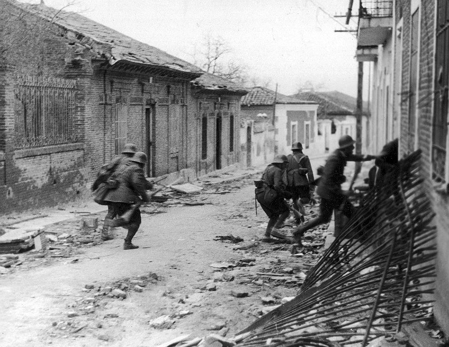 Príslušníci nacionalistických jednotiek počas bojov o Madrid v marci 1937.