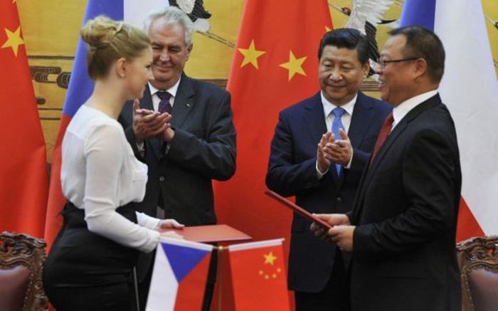 Predtým, ako prišiel čínsky prezident Si Ťin-pching na návštevu Prahy, išiel v roku 2014 český prezident Miloš Zeman na návštevu Pekingu.