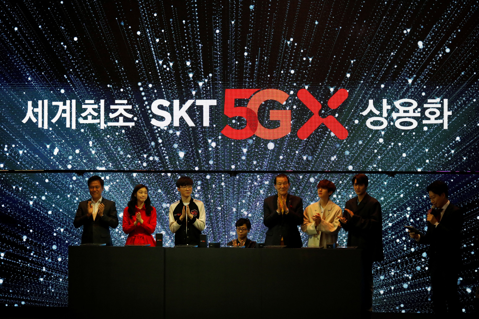 Generálny riaditeľ juhokórejského operátora SK Telecom Park Jung–Ho (štvrtý zľava) pri slávnostnom spustení siete piatej generácie.