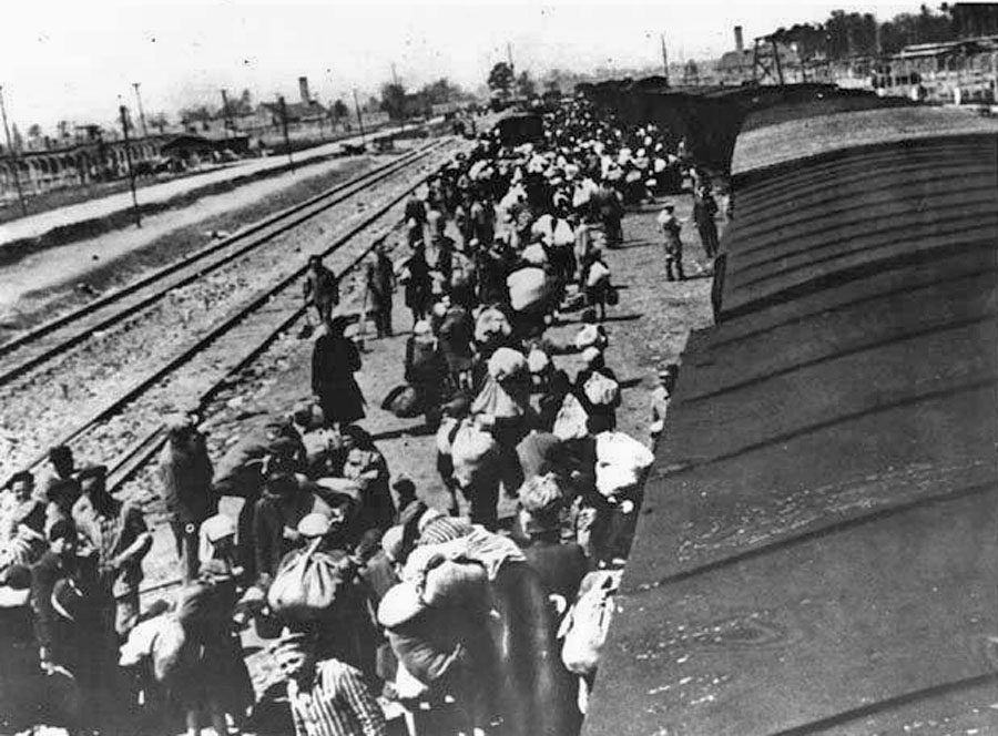 Príchod jedného z transportov do tábora v Osvienčime.