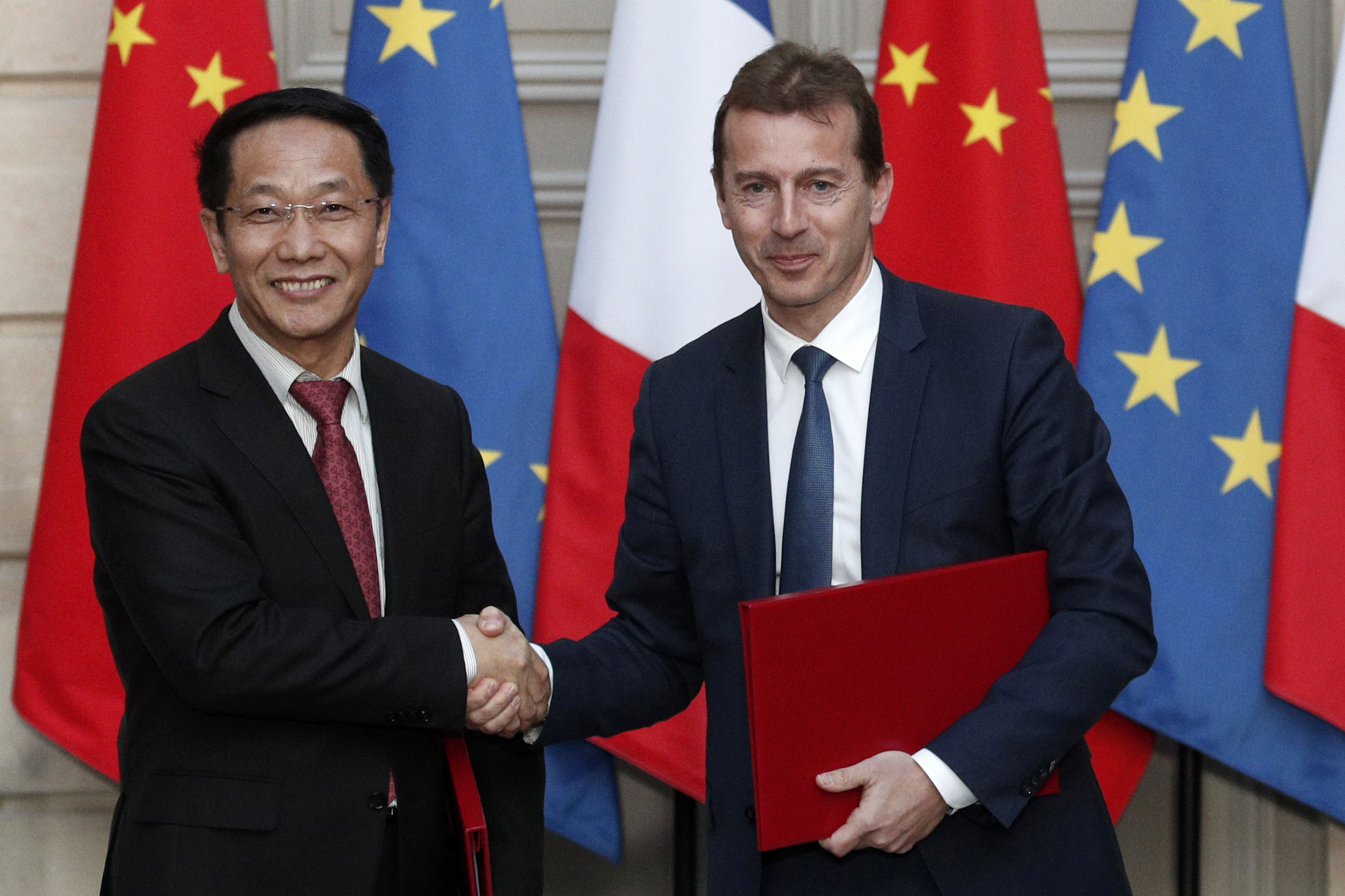 Guillaume Faury (tretí zľava) uzavrel dohodu za 30 miliárd eur s China Aviation Supplies.