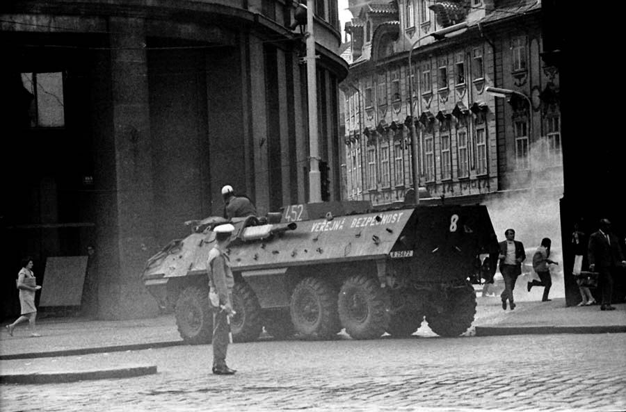 Pri prvom výročí augustovej okupácie proti demonštrantom v uliciach tvrdo zasiahli jednotky Verejnej bezpečnosti a armády.