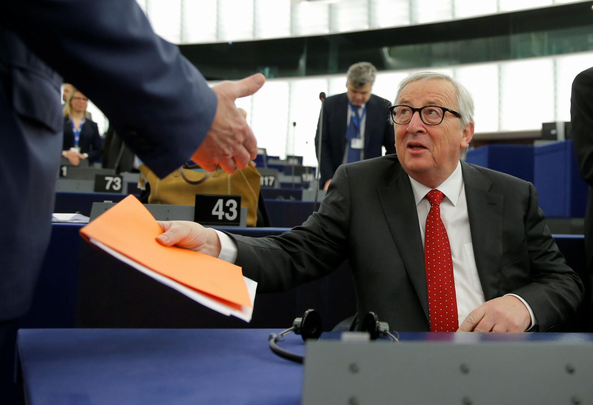 Európska komisia (na snímke je jej šéf Jean-Claude Juncker) chce presadzovať reformy razantnejšie.