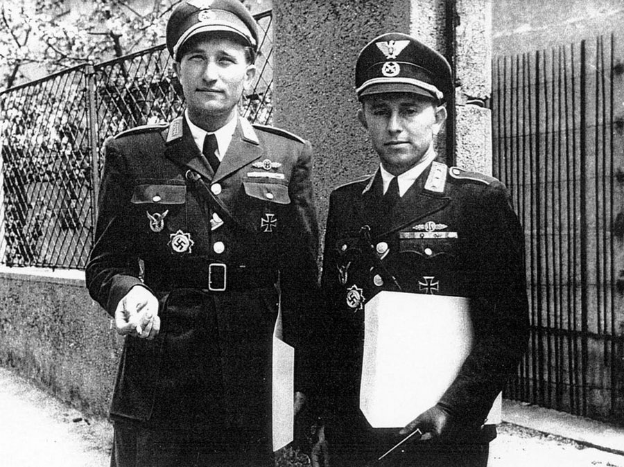 Dvaja najúspešnejší stíhači Slovenských vzdušných zbraní Ján Režňák (vpravo) a Izidor Kovárik často lietali vo dvojici. V apríli 1944 získali obaja vysoké nemecké vyznamenanie. 