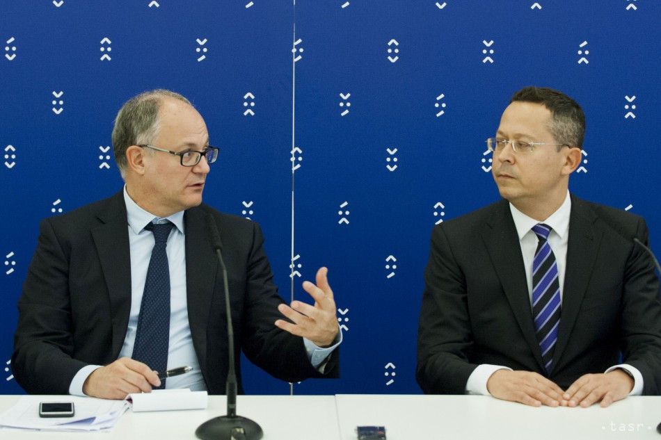 Pravdepodobný minister financií Ladislav Kamenický (vpravo) rokoval aj s predsedom hospodárskeho výboru europarlamentu Robertom Gualtierim. 
