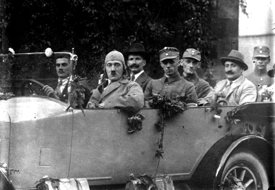 Hitler počas propagandistickej cesty po Bavorsku v roku 1923.
